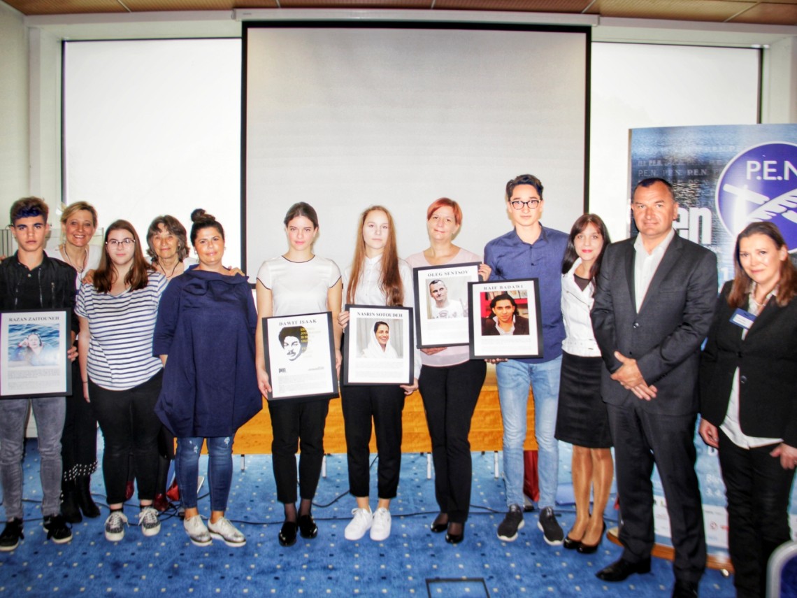 Nagrajenci za najboljši esej z mentorji in člani komisije, foto Pooyesh A